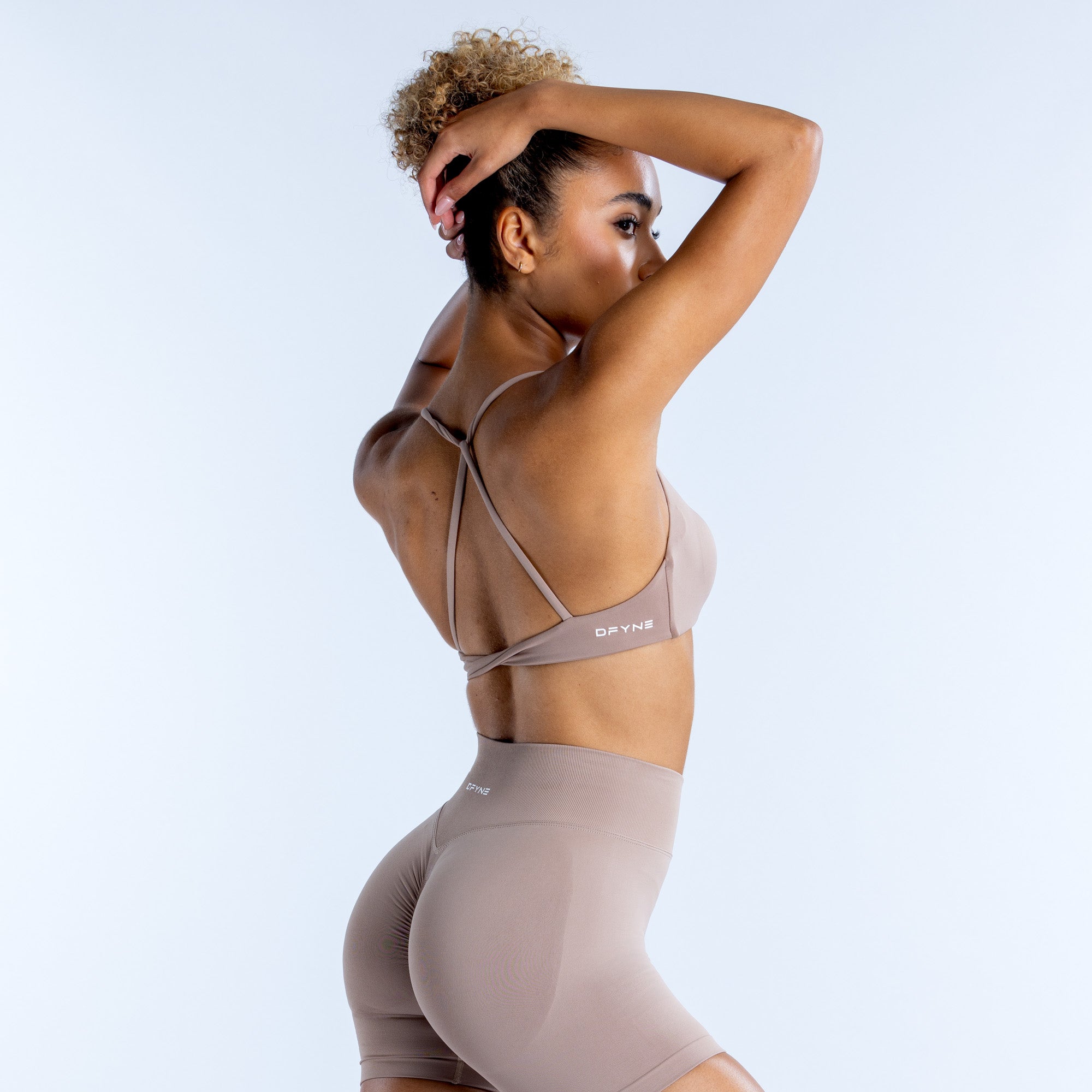 DFYNE Dynamic Twist Back Sports BH Dame Beige | 47361-DSRV