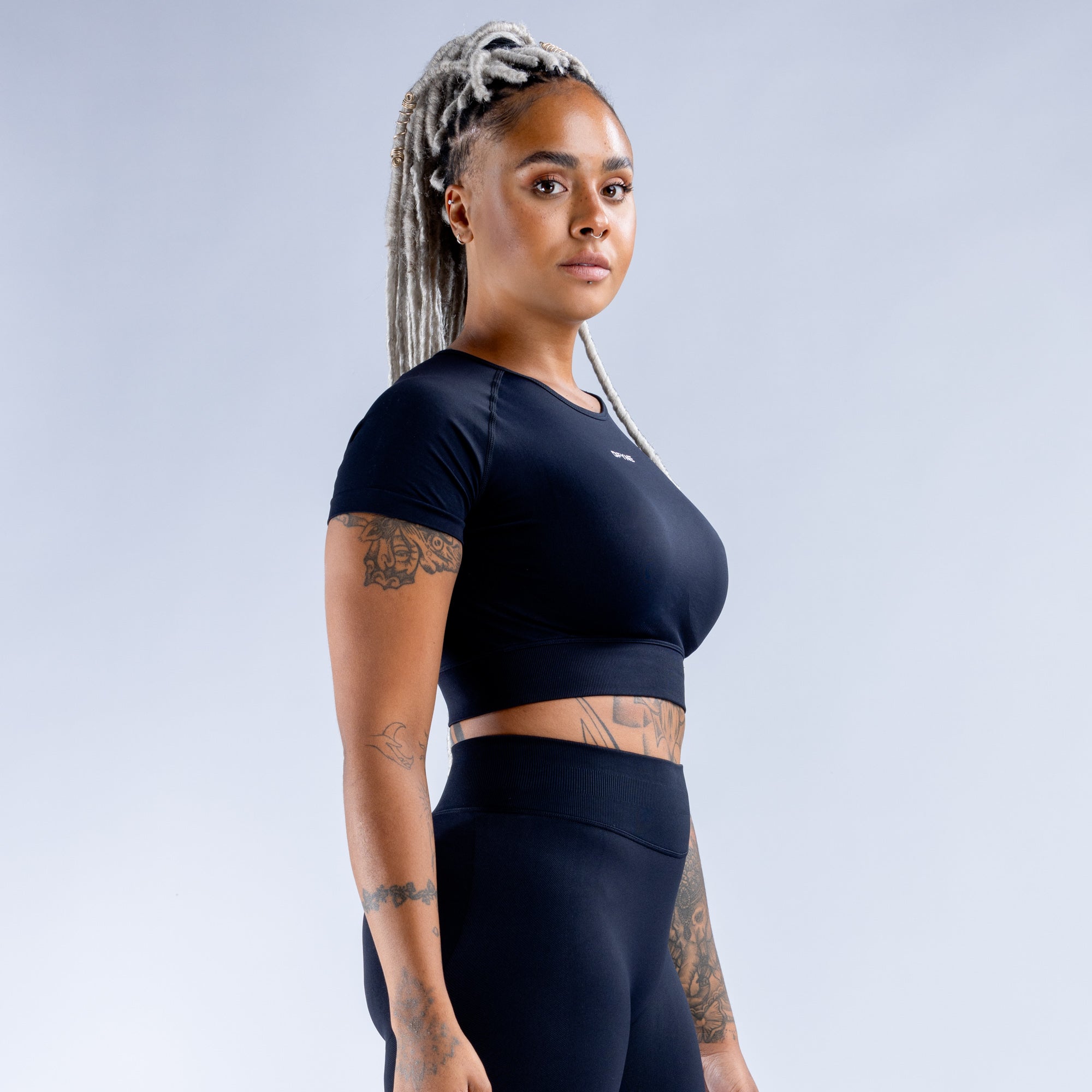 DFYNE Impact Crop Top Dame Svarte | 75143-EQKV