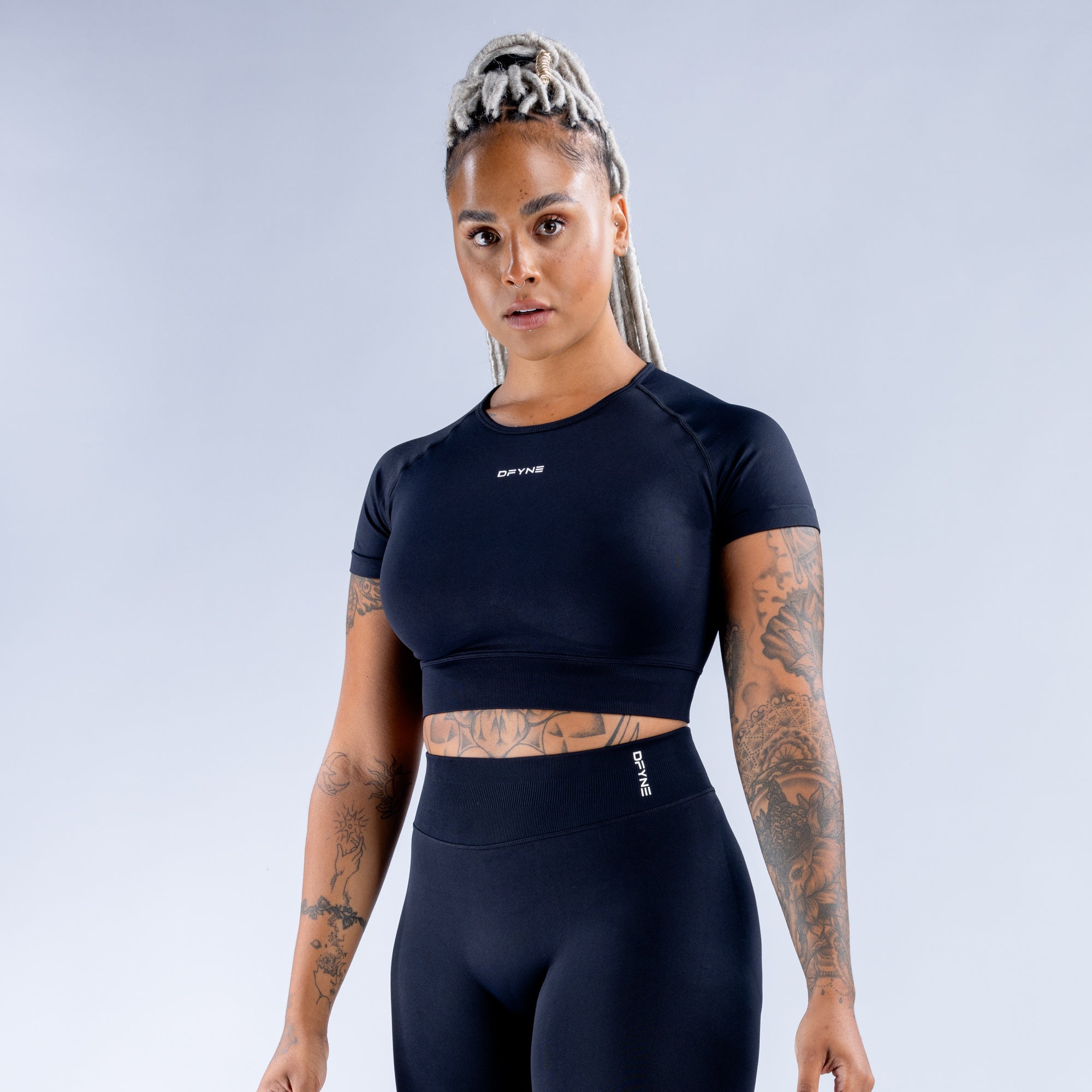 DFYNE Impact Crop Top Dame Svarte | 75143-EQKV